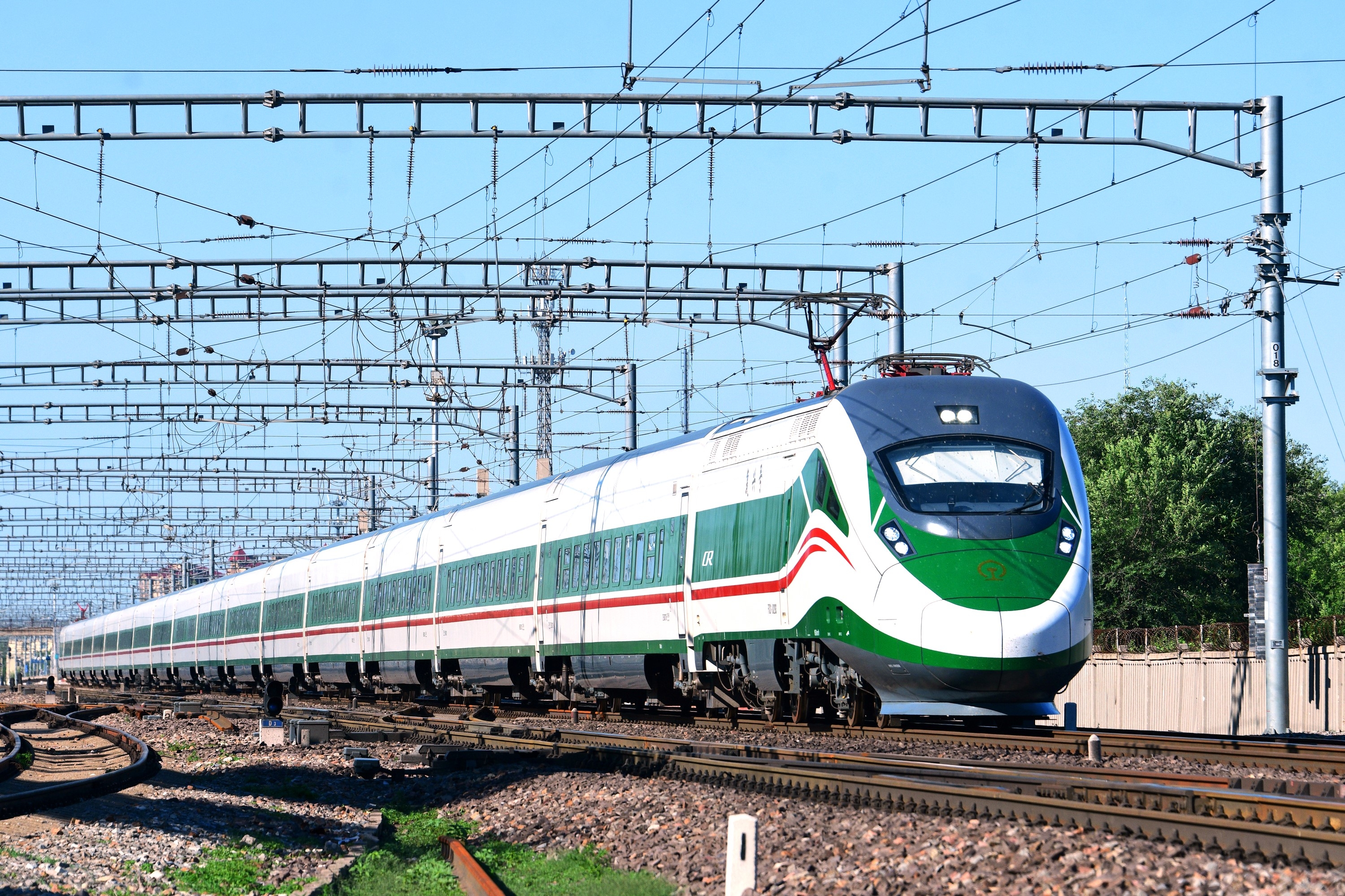 时速 160 公里动力集中电动车组