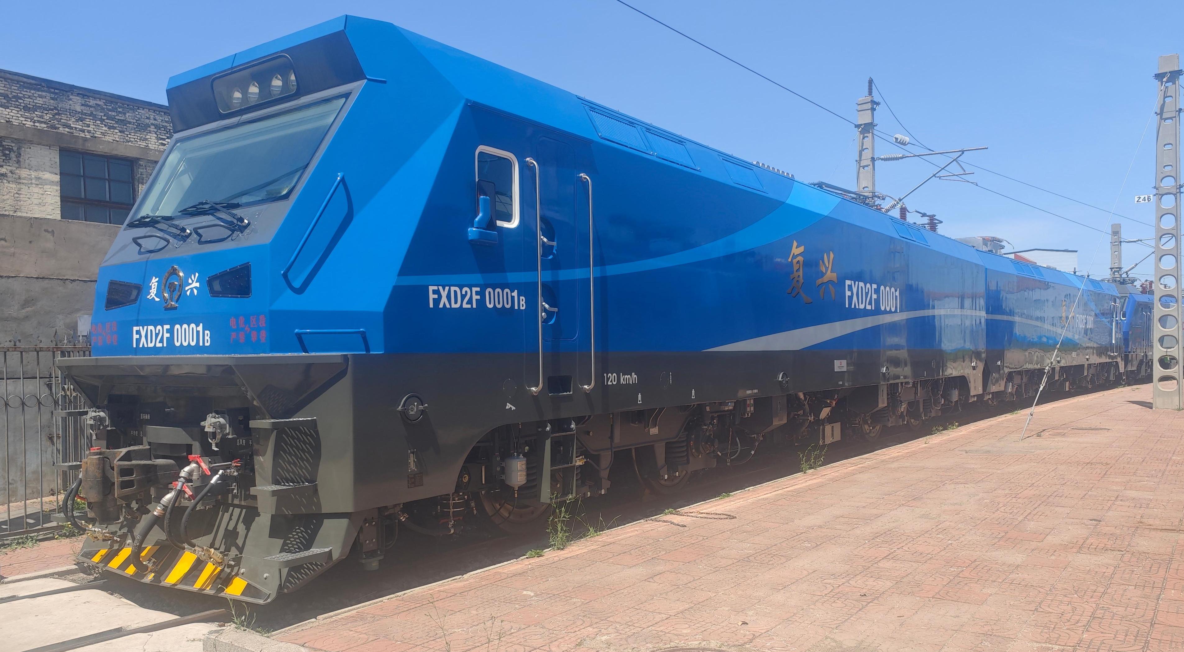 永磁直驱货运电力机车